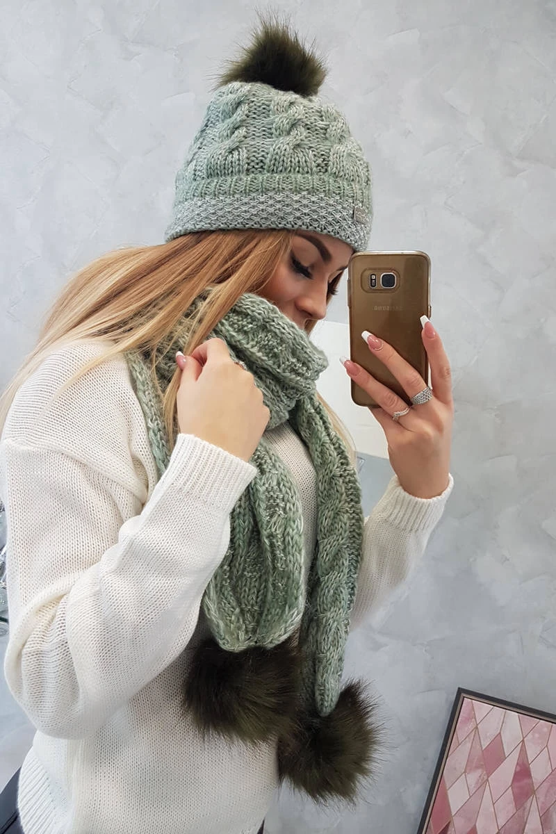 Zopfmuster Winter Set aus Mütze und Schal mit Kunstfell Pompons