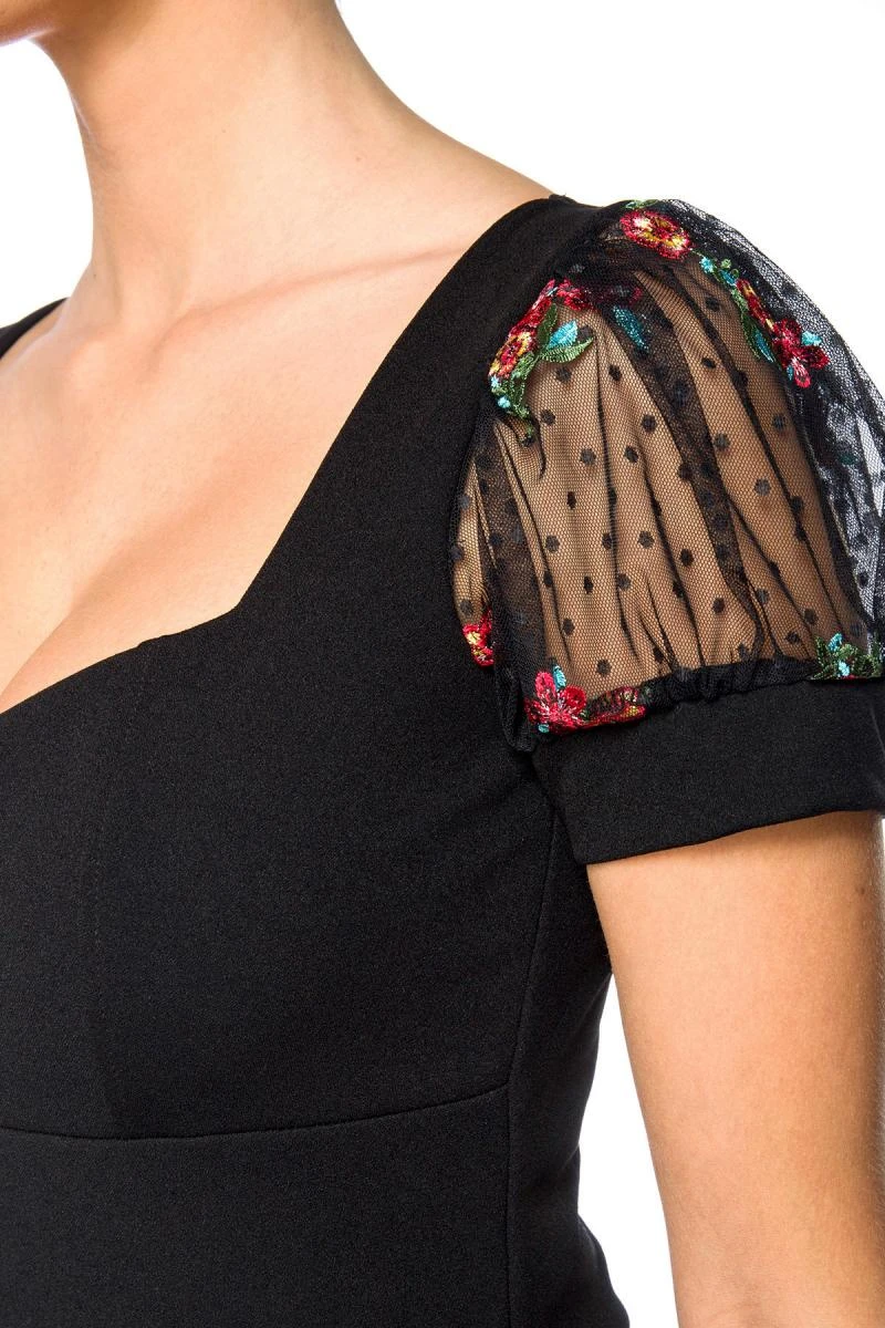 Kleid mit transparenten bestickten Puffärmeln von Belsira