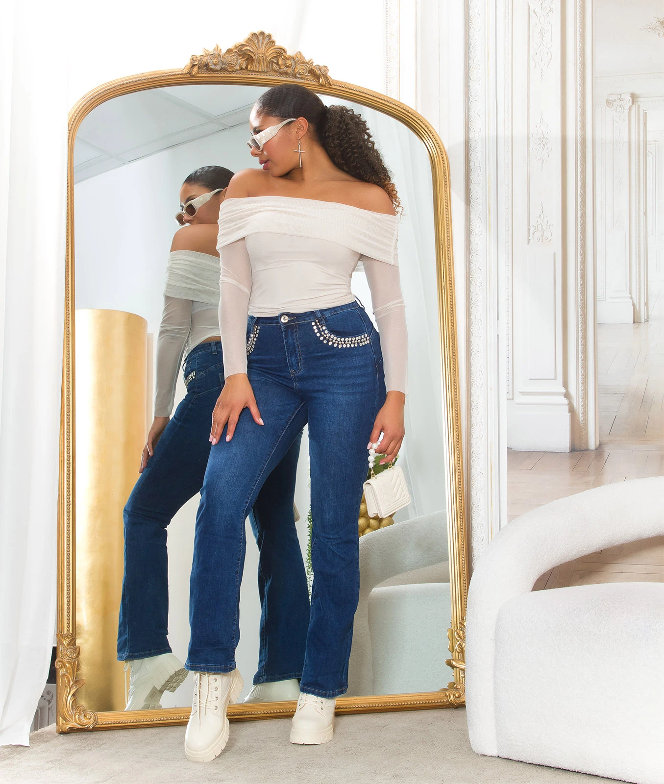 Bootcut Highwaist-Jeans mit Perlen- und Strass-Verzierung, ausgestellten Beinen und perfekter Passform für einen eleganten Look