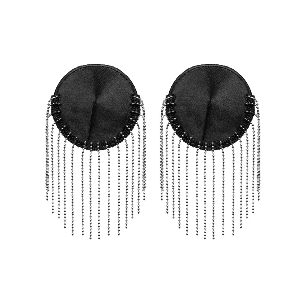 Obsessive Schwarze Nipple Cover Milladis aus edel schimmerndem Satin mit schwingenden Kettchen-Fransen. Selbstklebend und wiederverwendbar.