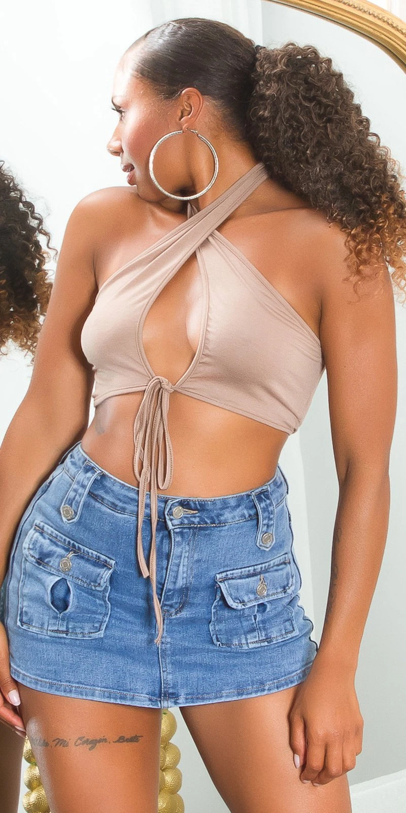 Sommerliches Neckholder-Crop-Top mit Cut-Out, mit raffiniertem Dekollete Ausschnitt