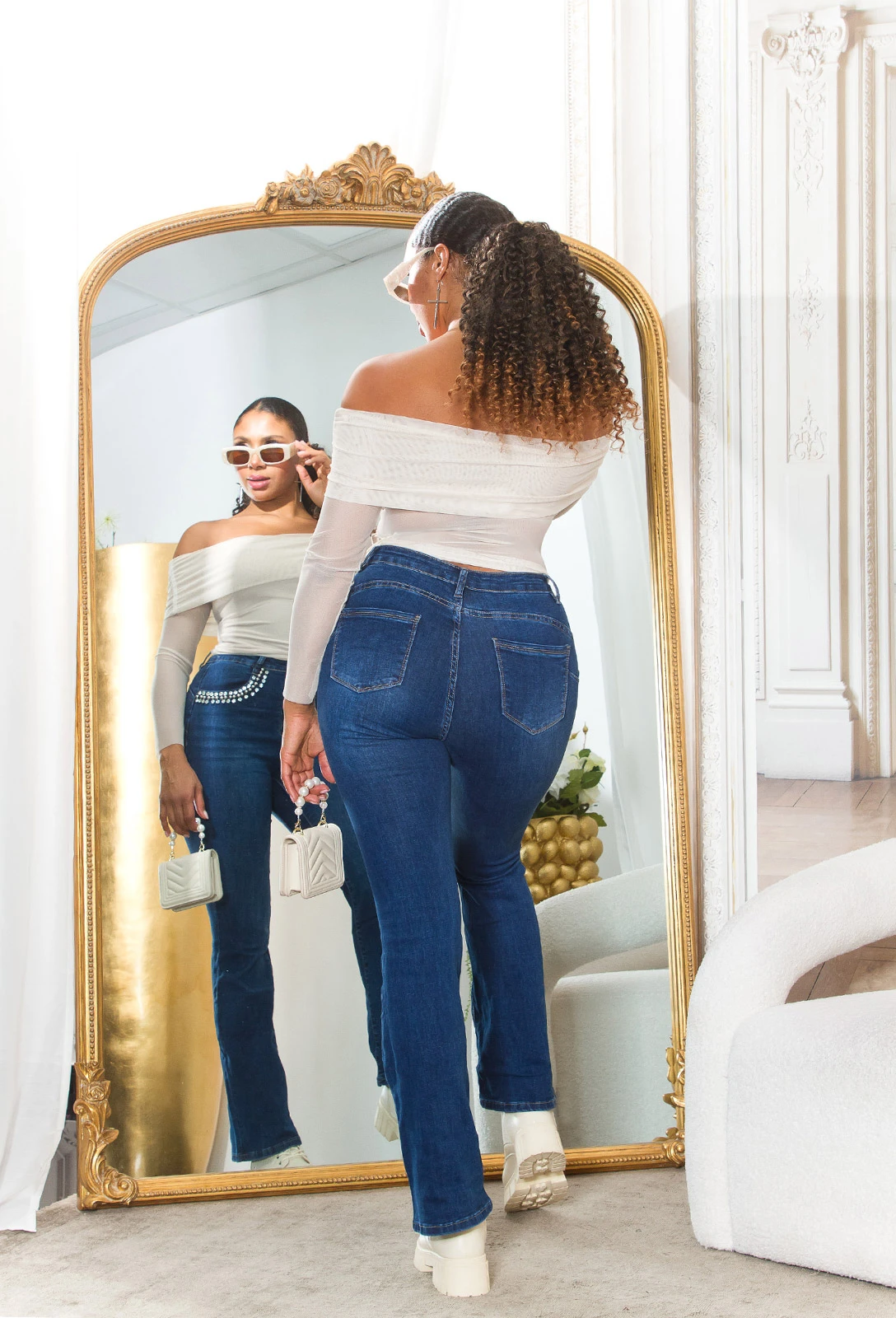 Bootcut Highwaist-Jeans mit Perlen- und Strass-Verzierung, ausgestellten Beinen und perfekter Passform für einen eleganten Look