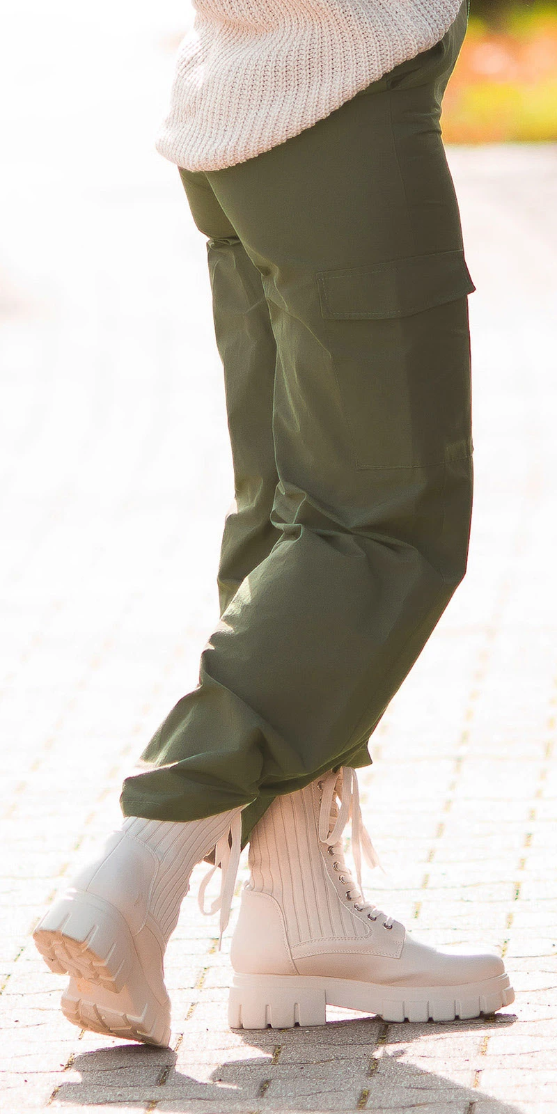 Gerade High Waist Bootcut Hose im Cargo Style