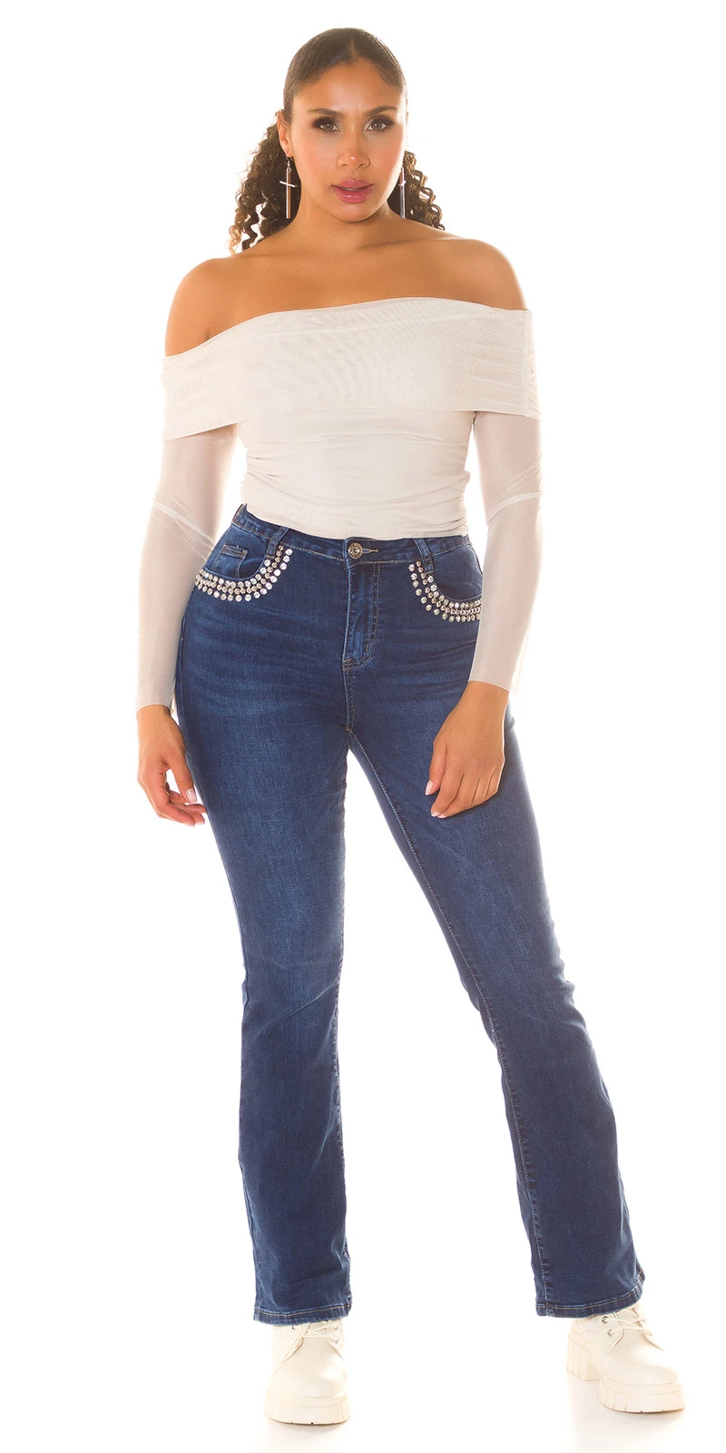 Bootcut Highwaist-Jeans mit Perlen- und Strass-Verzierung, ausgestellten Beinen und perfekter Passform für einen eleganten Look