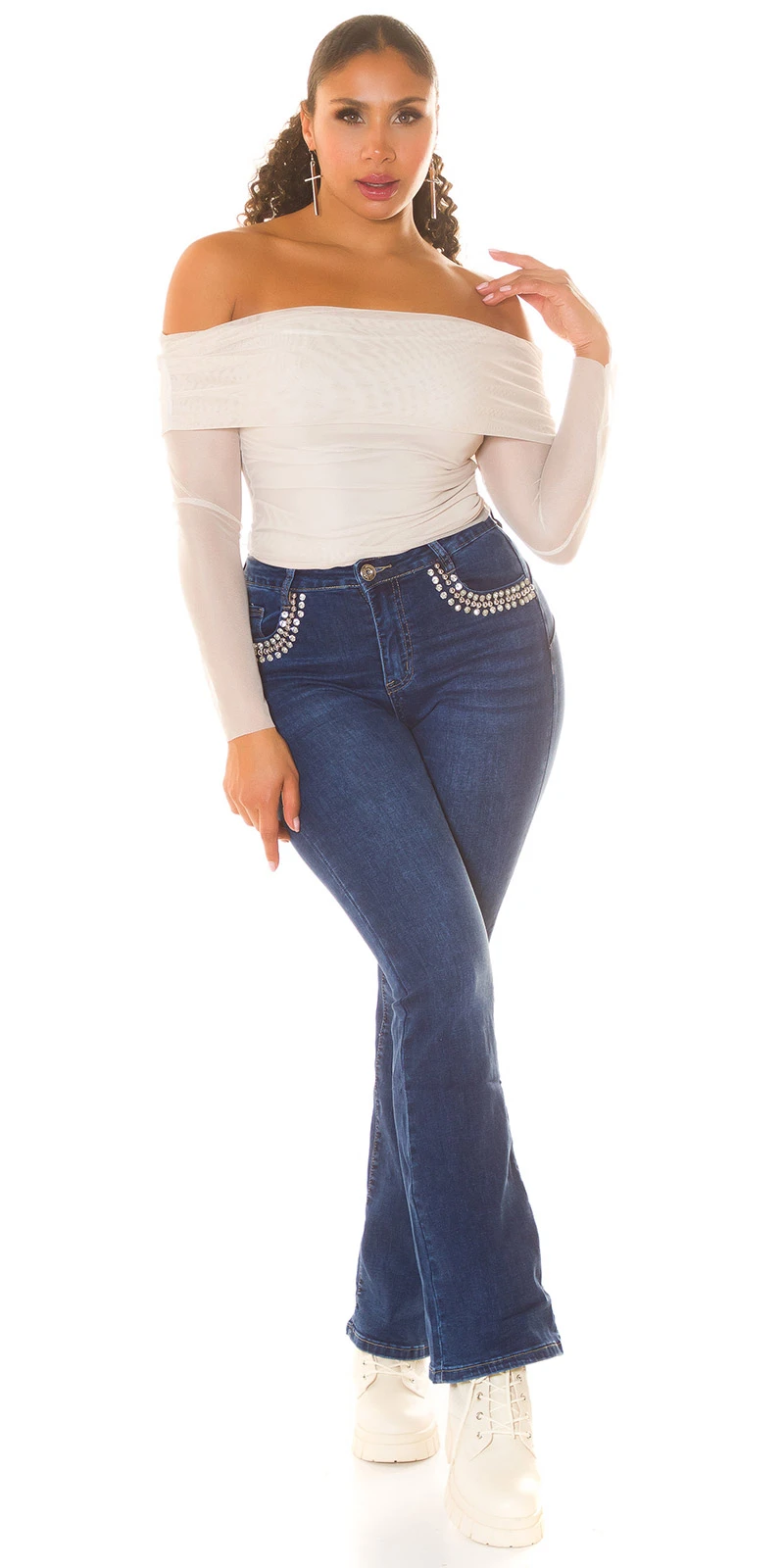 Bootcut Highwaist-Jeans mit Perlen- und Strass-Verzierung, ausgestellten Beinen und perfekter Passform für einen eleganten Look